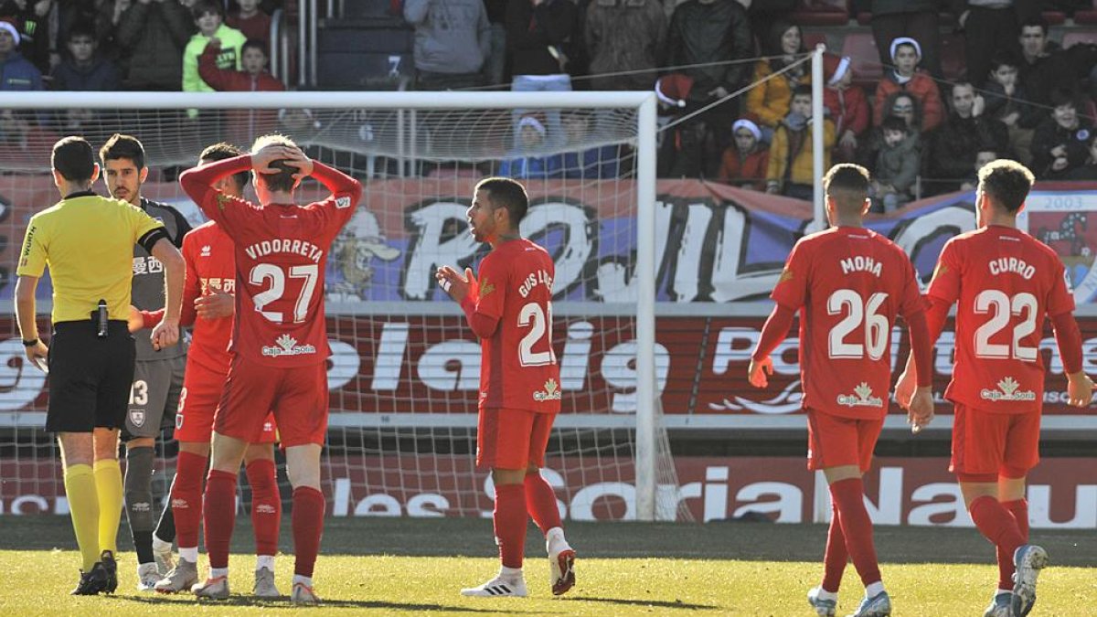 La roja a Gus Ledes fue el principio del fin del Numancia ante el Deportivo.-Valentín Guisande