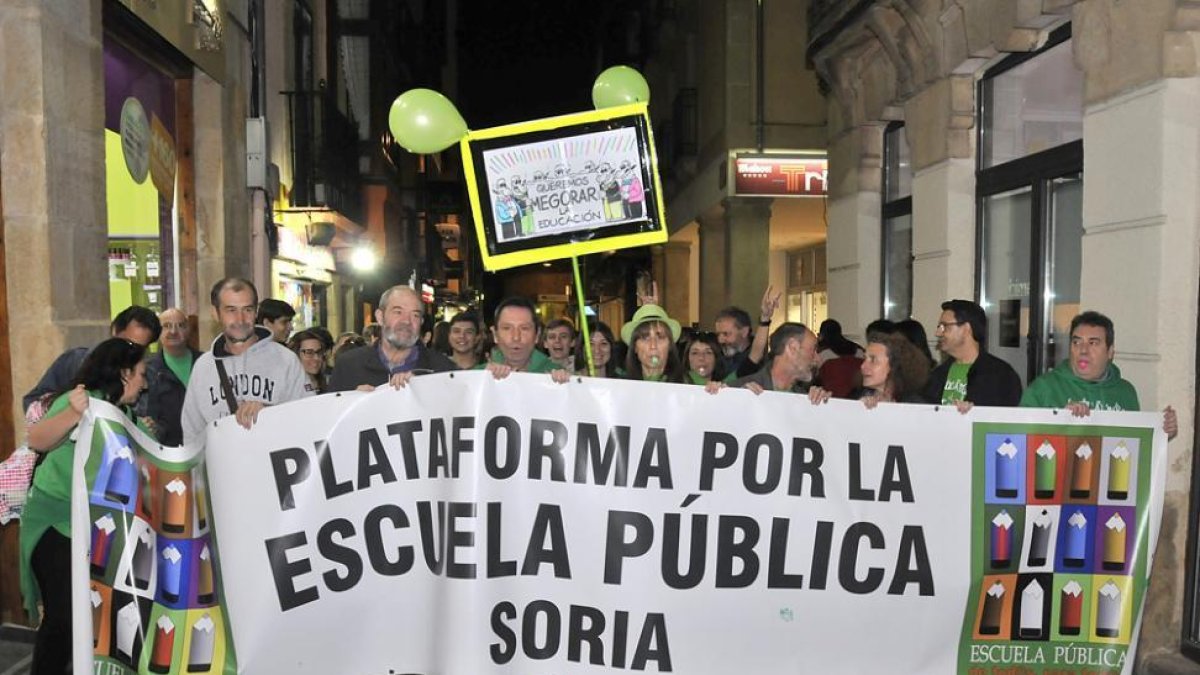 La manifestación contra los recortes educativos a su paso por El Collado.-VALENTÍN GUISANDE