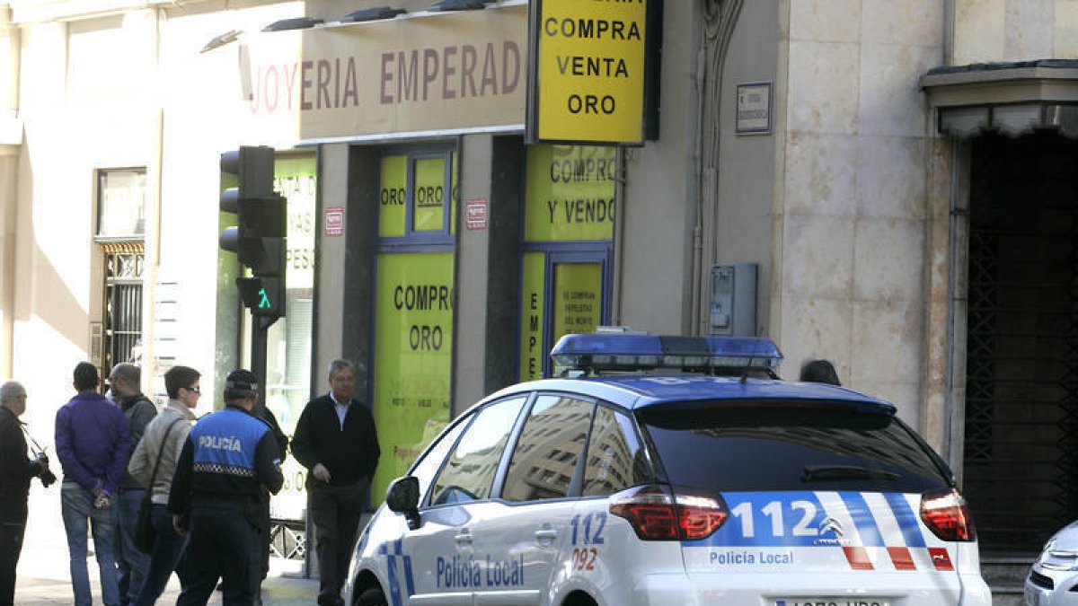 Detenidos dos hombres cuando intentaban robar en un establecimiento de compra-venta de oro en León. Carlos S. Campillo / ICAL-