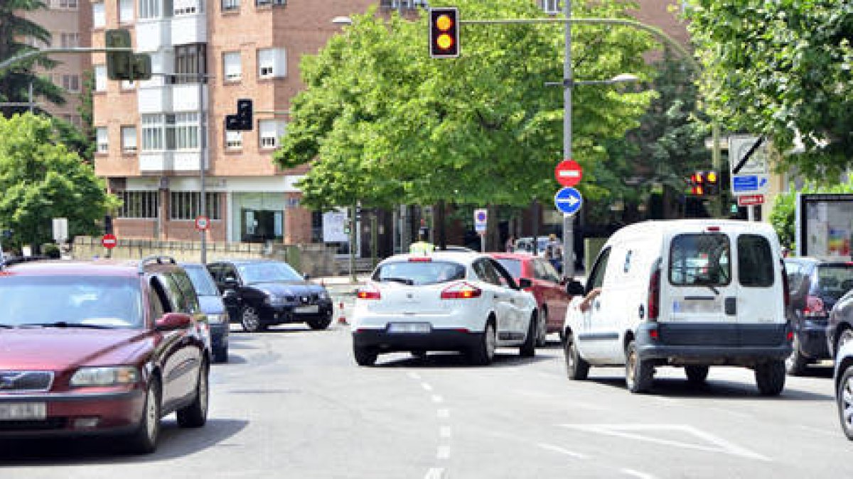 La avenida Mariano Vicén, a la altura de la delegación territorial de la Junta donde se permite el doble sentido de circulación. / ÁLVARO MARTÍNEZ-