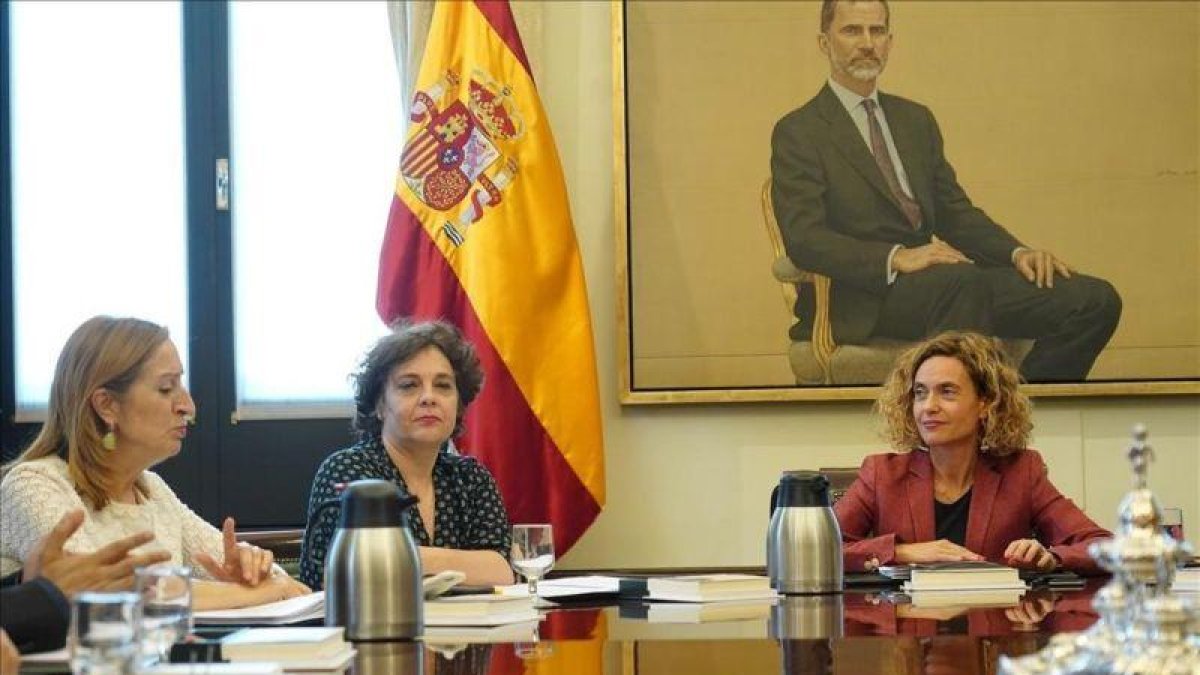 Mesa del Congreso, presidida por Meritxell Batet.-JOSÉ LUIS ROCA