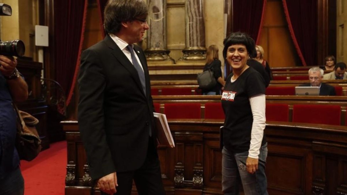El 'president' Carles Puigdemont y la diputada de la CUP Anna Gabriel, en el Parlament.-JULIO CARBÓ
