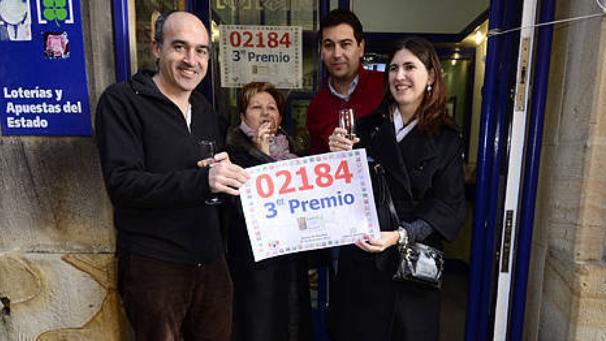 La administración número 2 de Soria, junto a la plaza Mayor, ha repartido tres millones de euros con el tercer premio, el 2.184. / ÚRSULA SIERRA-