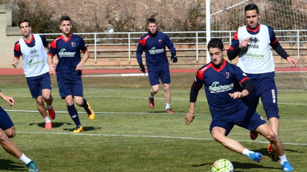 Dalmau realizó el primer entrenamiento con el Numancia y después fue presentado en Los Pajaritos.-Álvaro Martínez