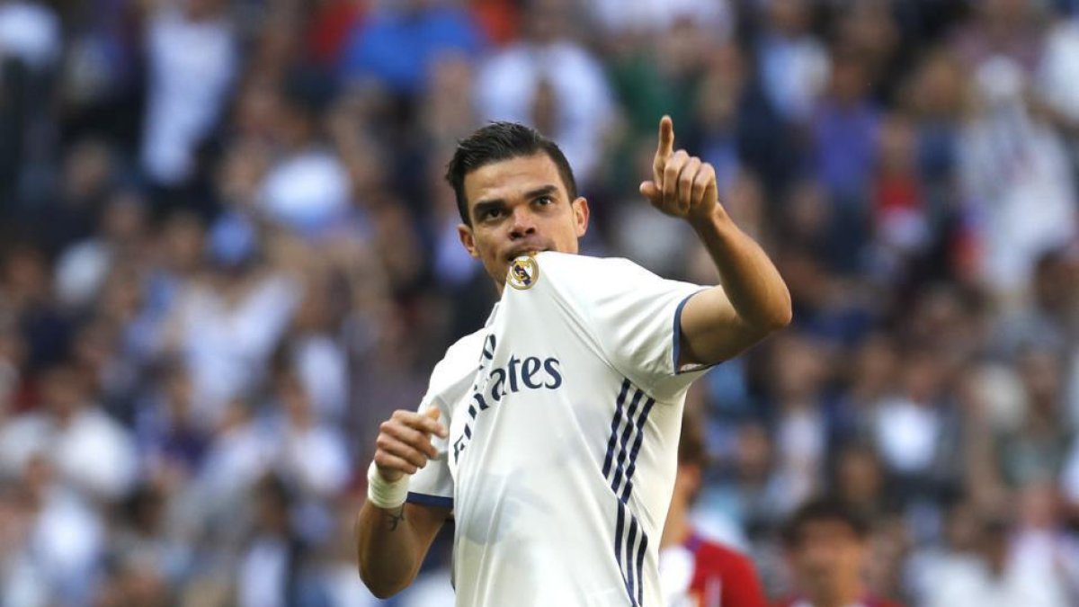 El defensa portugués del Real Madrid Pepe celebra su gol marcado ante el Atlético de Madrid durante el partido correspondiente a la trigésimo primera jornada de LaLiga Santander disputado en el estadio Santiago Bernabéu.-Ballesteros