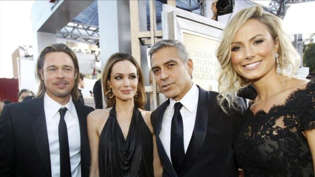 Brad Pitt, Angelina Jolie, George Clooney y Stacy Keibler, en California, en enero del 2012.-REUTERS / MARIO ANZUONI