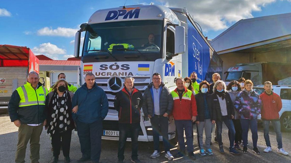 Foto de familia instantes antes de la salida del trailer con ayuda humanitaria con destino a Tulcea (Rumanía), ayer.  HDS