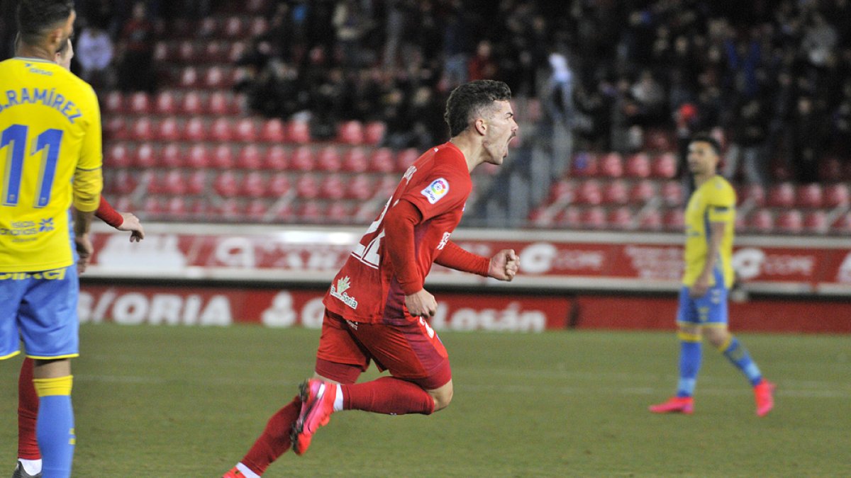 Curro celebra el tanto del empate para el Numancia cuando ya se había cumplido el minuto noventa. VALENTÍN GUISANDE