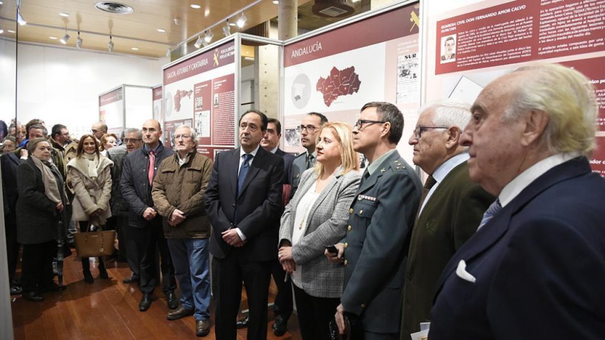Bárez, López Represa, Martínez Izquierdo, Velarde, De Gregorio, Poza, Ruiz Liso y Revilla, junto a los asistentes a la inauguración.-MARIO TEJEDOR