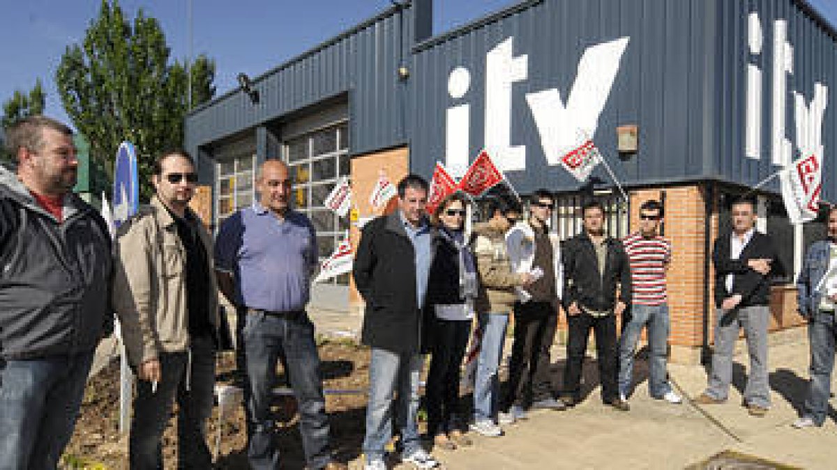 Trabajadores y representantes sindicales durante la jornada de huelga celebrada ayer por los trabajadores de la ITV de Soria. / V.G.-