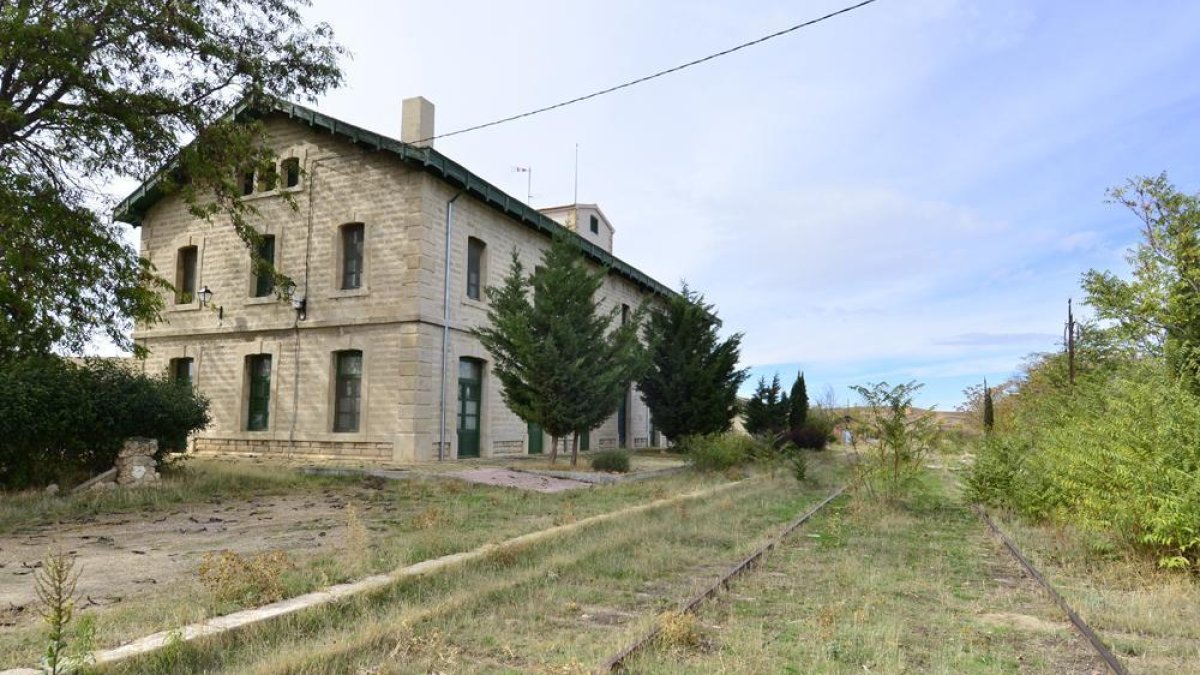 Parte de los terrenos y línea férrea cuya compra negocia el Ayuntamiento.-V.G.
