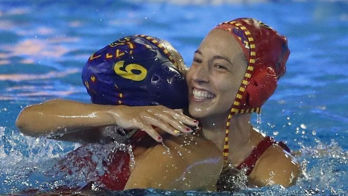 Laura Ester se abraza con Helena Lloret (de espaldas) tras lograr el bronce en los Euroepeos del 2018.-RFEN