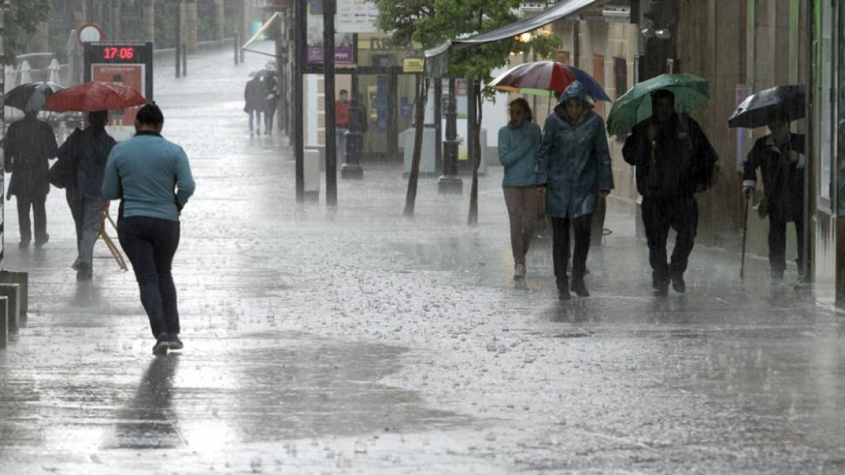 Una tormenta sobre la capital en una imagen de archivo-HDS