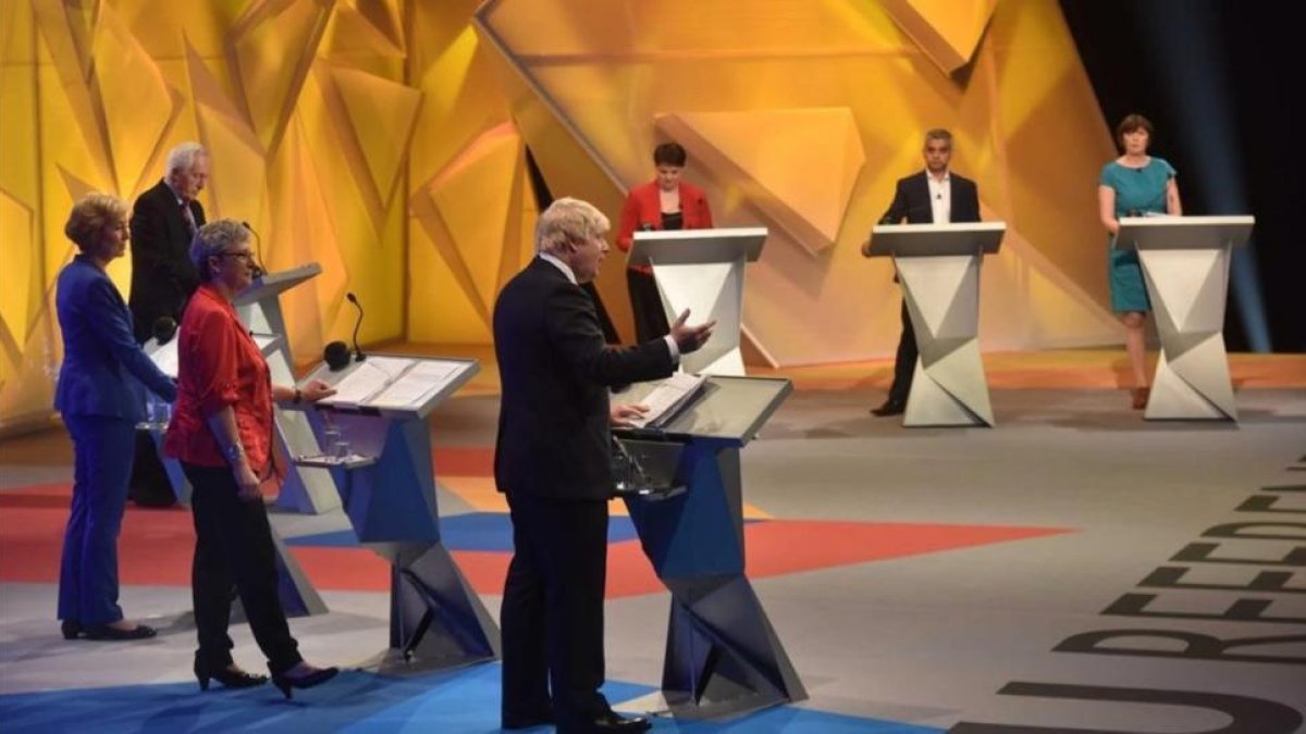 Momento del debate organizado por la BBC, con Boris Johnson interviniendo y Sadiq Khan (arriba, segundo por la derecha) escuchando con atención, en Londres, este martes.-EFE / BBC