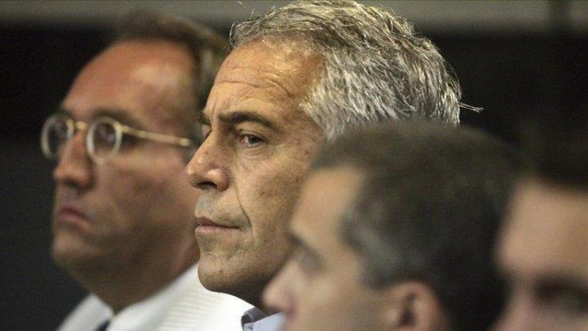 Jeffrey Epstein, en el centro, durante el juicio del 2008.-AP