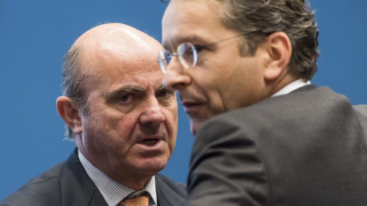 Luis de Guindos y el presidente del Eurogrupo, Jeroen Dijsselbloem.-ARCHIVO / AP