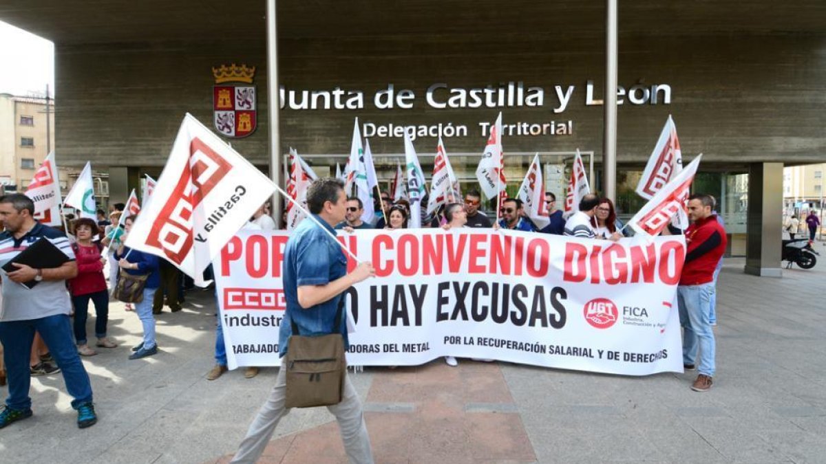 Concentración celebrada ayer en la puerta de la delegación territorial antes de la última reunión entre sindicatos y patronal del sector.-ALVARO MARTÍNEZ
