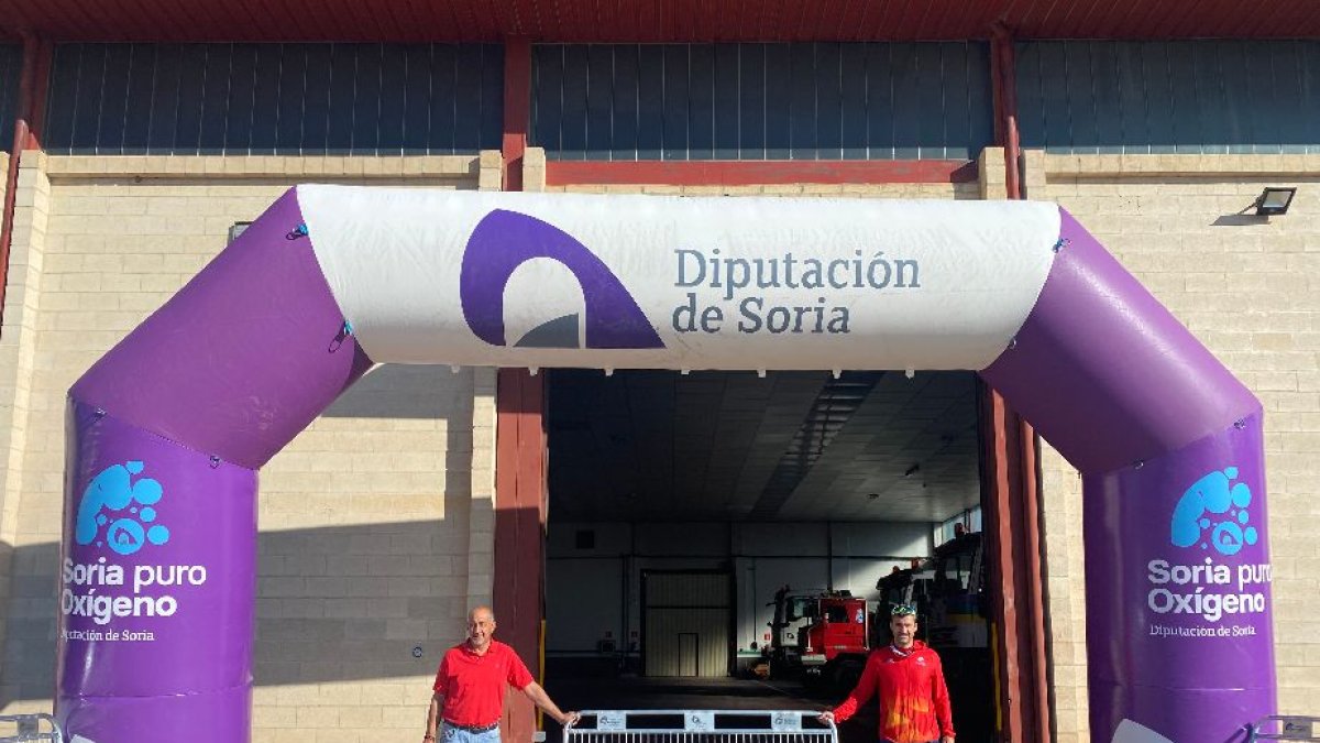 El diputado de Deportes, Gustavo Marín, junto a Rubén Andrés, responsable de la empresa concesionaria. HDS