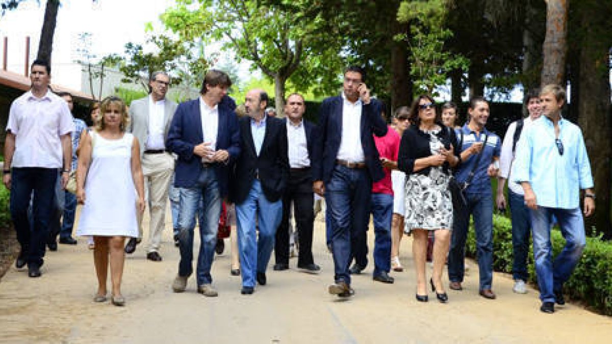 Una comitiva soriana, encabezada por el alcalde, Esther Pérez y Rosa Romero, acompañaron a Rubalcaba en su visita a la capital. . / ÁLVARO MARTÍNEZ-
