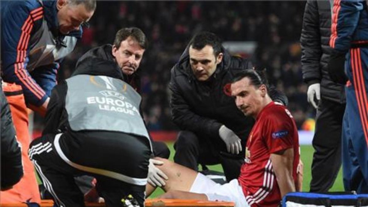 Zlatan Ibrahimovic, retirado en camilla.-AFP / OLI SCARFF
