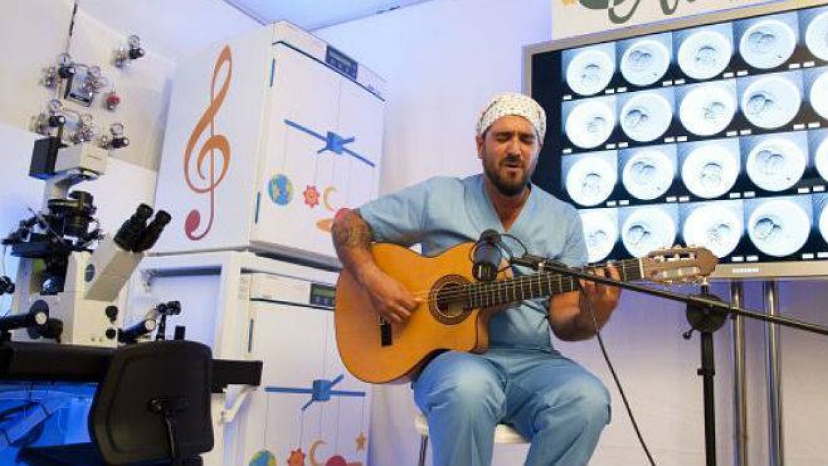 El cantautor Antonio Orozco ofrece un concierto inédito en el laboratorio de fecundación in vitro del Instituto Marqués de Barcelona.-