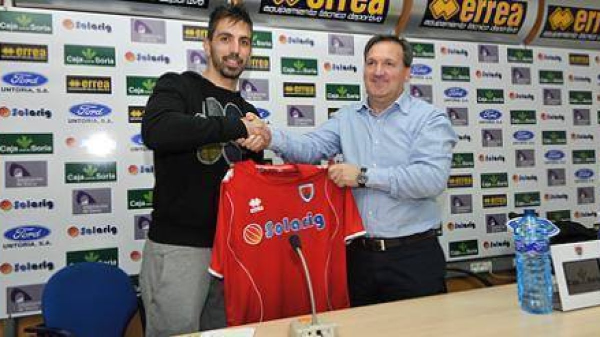 Isidoro y Eduardo Rubio en la presentación del fichaje del Numancia / Valentín Guisande-