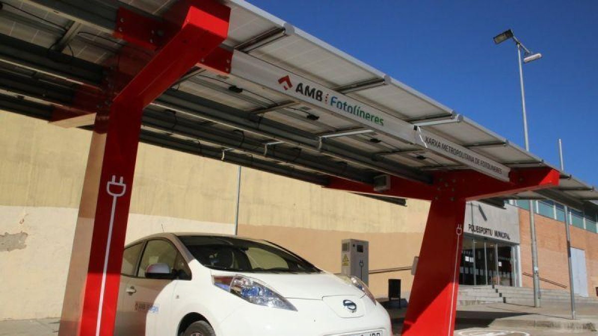 Un coche eléctrico recarga su batería en una fotolinera bidireccional.-AMB