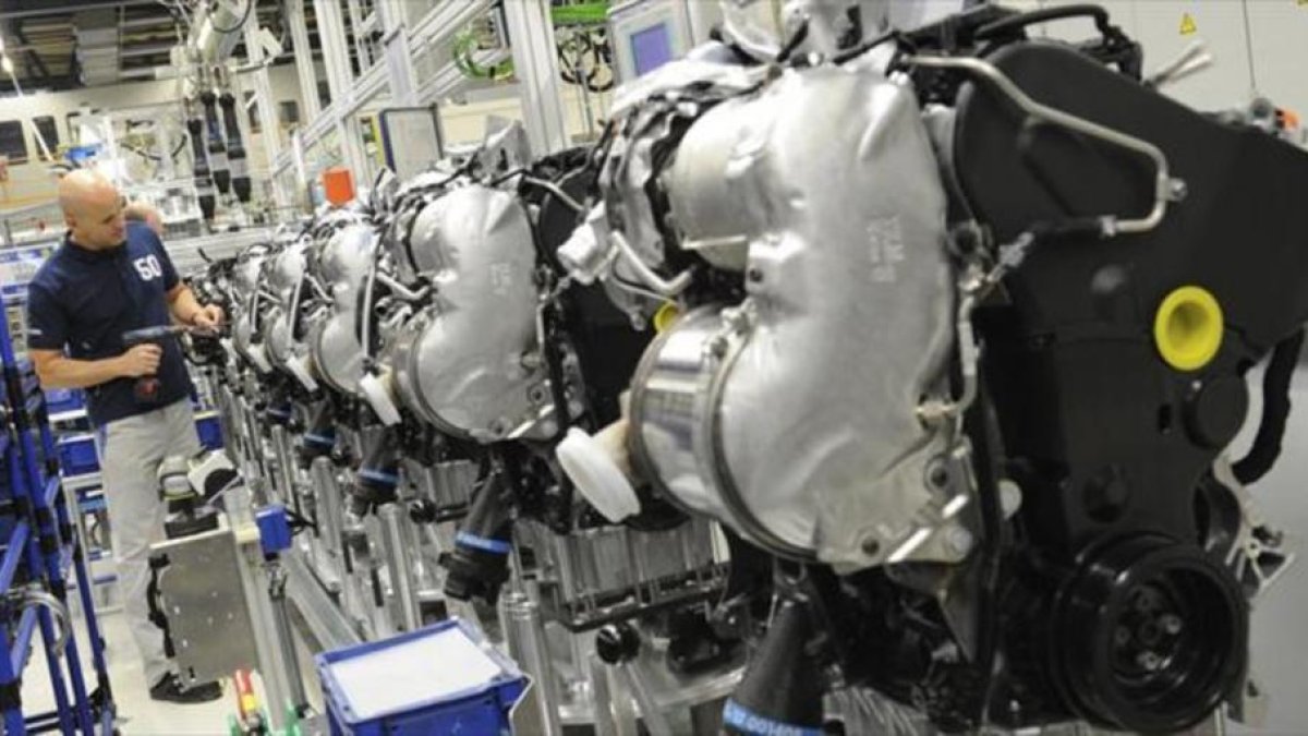Motores de Volkswagen, la marca más implicada en el dieselgate.-EFE / JULIAN STRATENSCHULTE