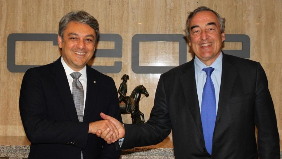 Luca de Meo y Juan Rosell, en la CEOE.-EL PERIÓDICO