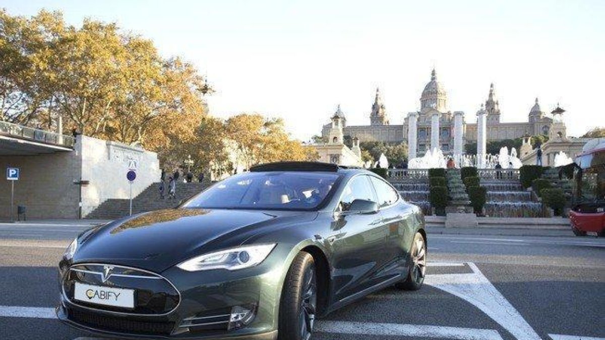 La nueva normativa regulará la actividad de servicios como Uber o Cabify.-