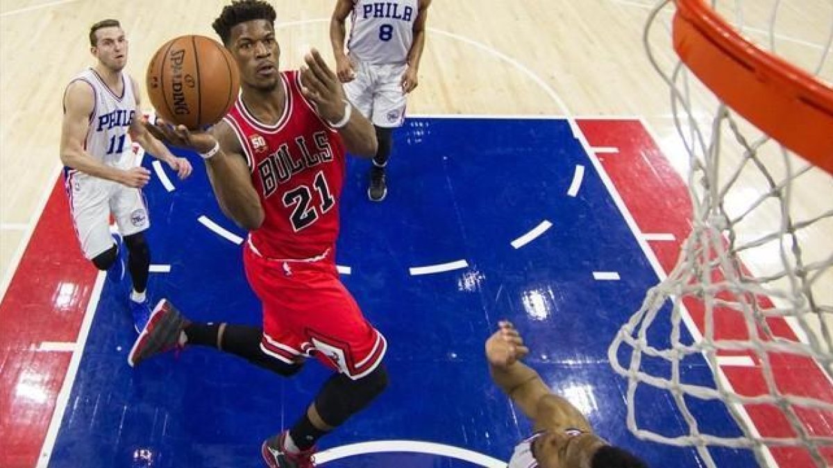 Butler, de los Bulls, entrando a canasta ante los Sixers.-
