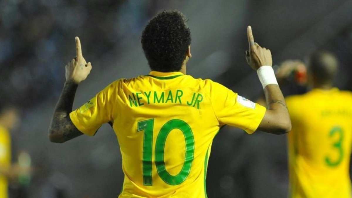 Neymar celebra su gol ante Uruguay en el Centenario de Montevideo.-AFP / DANTE FERNÁNDEZ