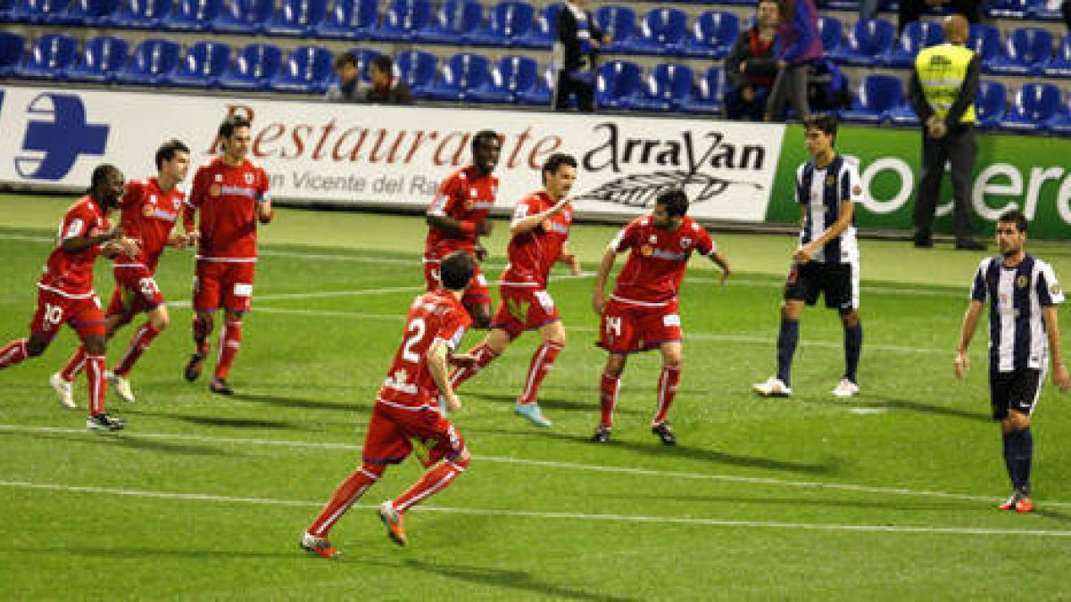 Los jugadores del Numancia celebran uno de los goles anotados en el José Rico Pérez. / ÁREA 11-