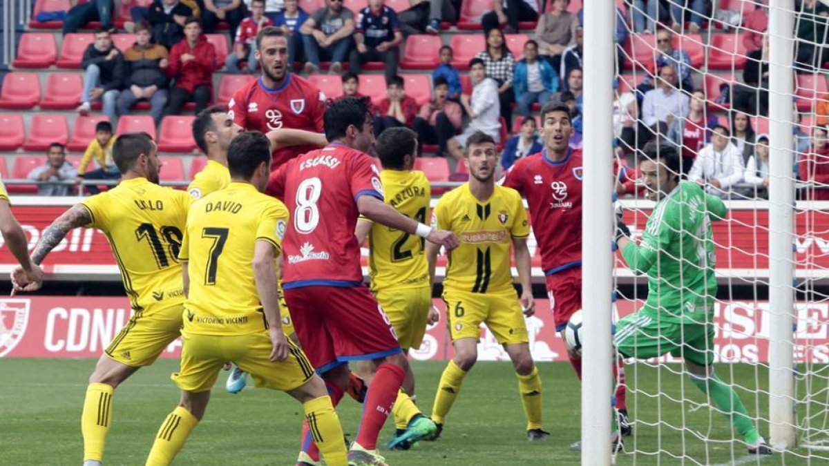 Higinio marca el gol del empate ante el Osasuna, ayer.-MARIO TEJEDOR
