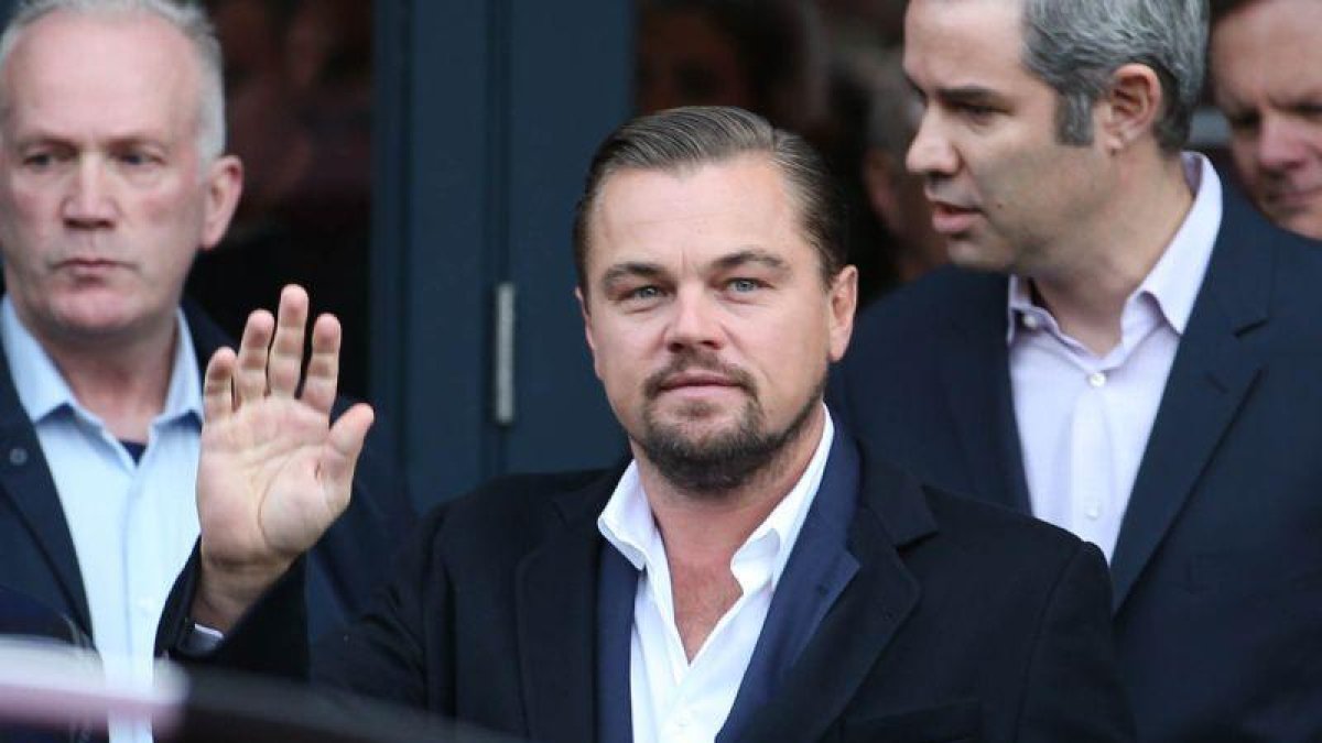 Leonardo DiCaprio saluda antes de entrar en el restaurante Home de Edimburgo-JANE BARLOW / AP