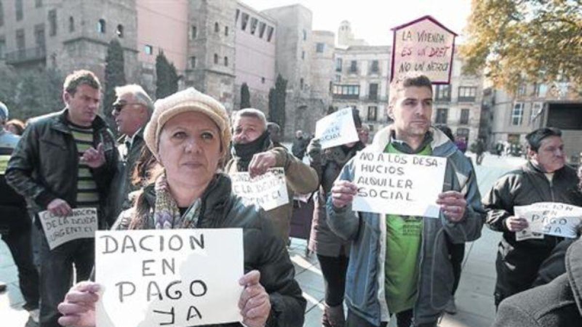 Manifestación en Barcelona a favor de la dación en pago y contra los desahucios.-RICARD CUGAT