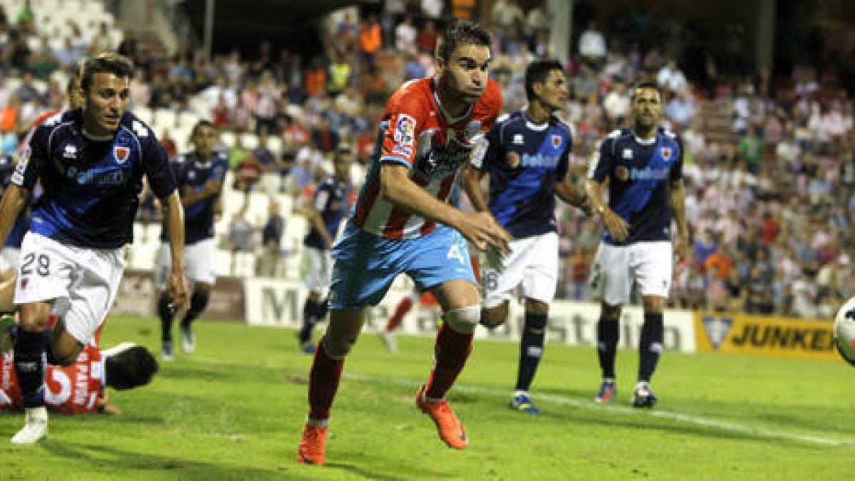 Luis Valcarce durante el encuentro de su debut en Segunda ante el Lugo. / EL PROGRESO-