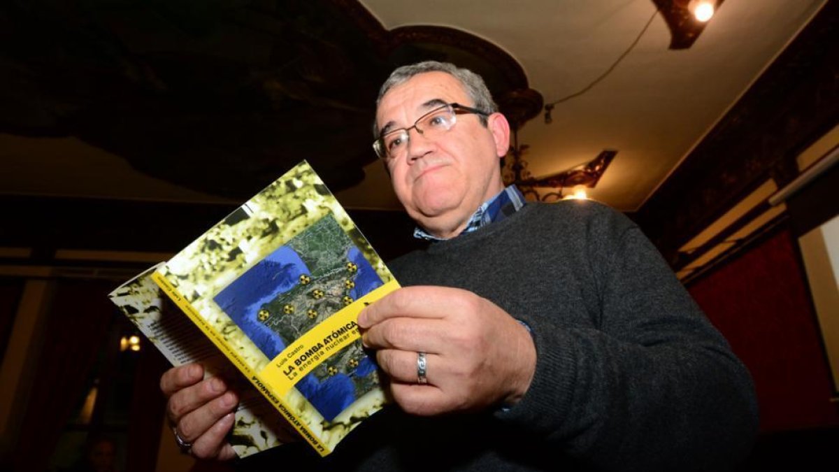 Luis Castro presentó su nuevo libro en el Casino-Álvaro Martínez