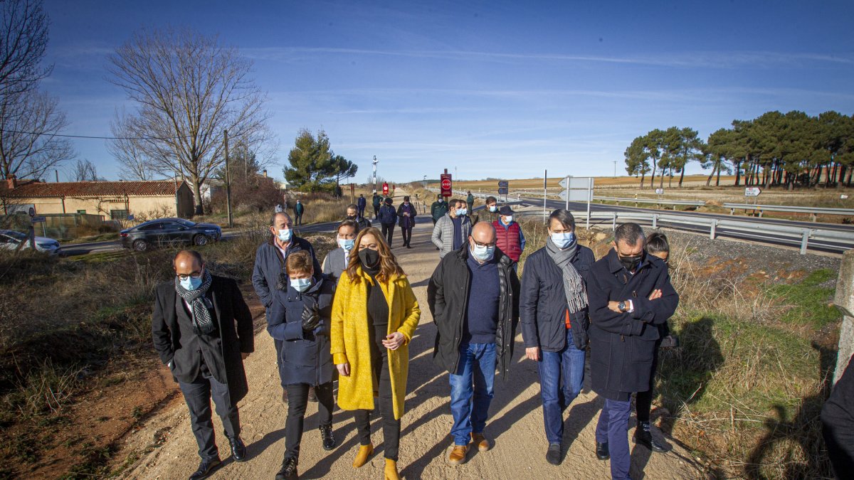 Comitiva con la delegada del Gobierno, Virginia Barcones, en la apertura del camino natural el miércoles.-MARIO TEJEDOR