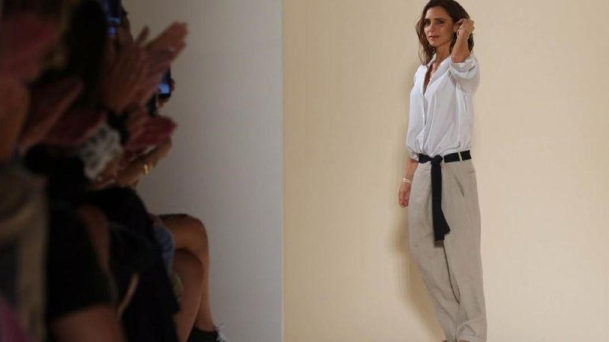 La diseñadora Victoria Beckham saluda al final del desfile.-AFP / TREVOR COLLENS