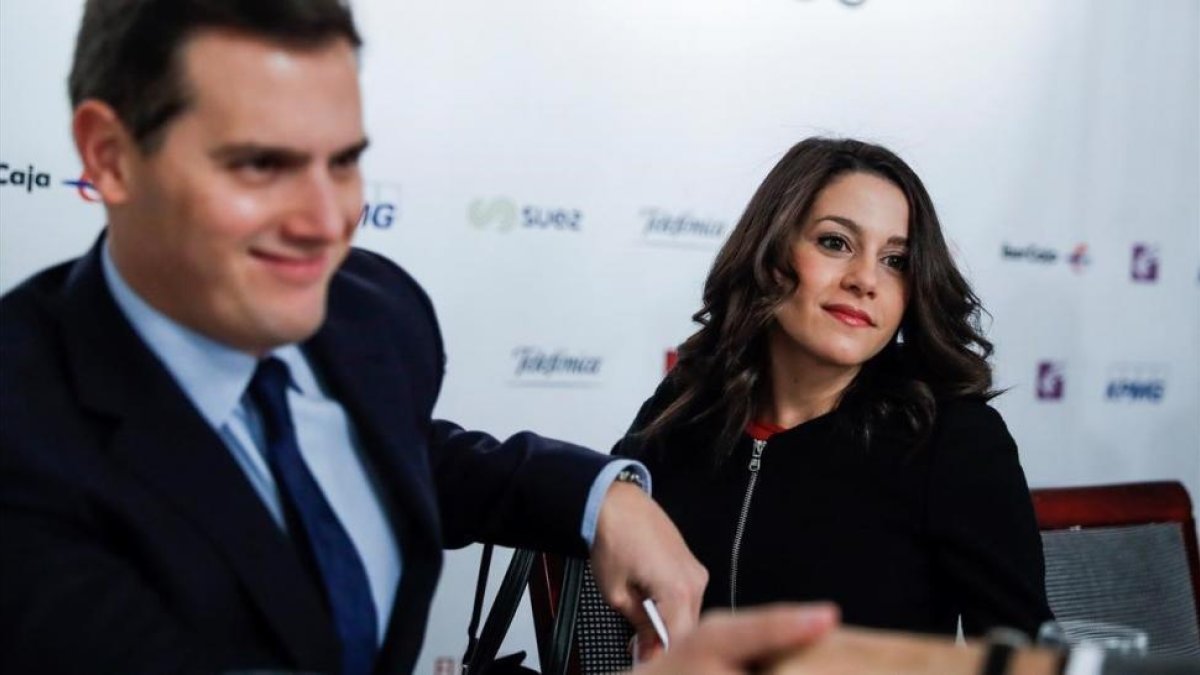 Albert Rivera e Inés Arrimadas, este lunes, en un desayuno informativo en Madrid.-EFE / EMILIO NARANJO