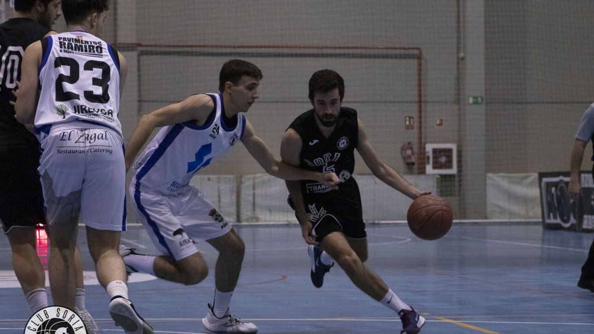 Carlos Romano, en un lance de partido del CSB frente al Aldeamayor. HDS