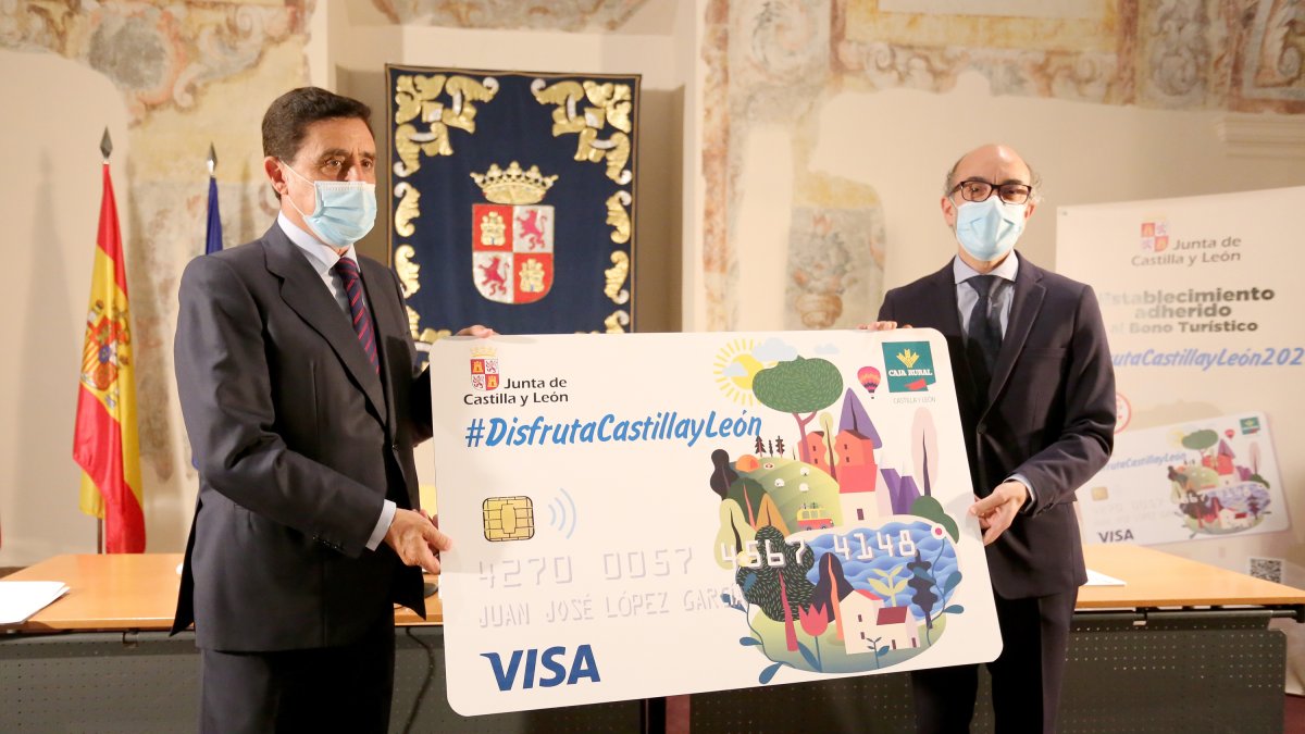 El consejero de Cultura y Turismo, Javier Ortega, firma un convenio con el presidente de la Unión de Cajas Rurales de Castilla y León, Carlos Martínez, para la gestión de las subvenciones destinadas a financiar parte del gasto de las personas físicas en el sector turístico de la Comunidad.