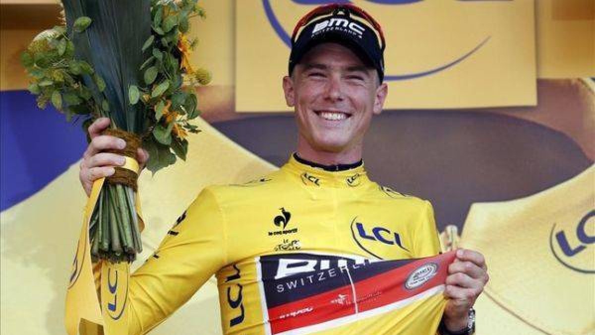 El australiano del BMC Rohan Dennis, con el 'maillot' amarillo de líder del Tour de Francia conquistado con su victoria en la contrarreloj de Utrecht.-Foto: REUTERS / ERIC GAILLARD