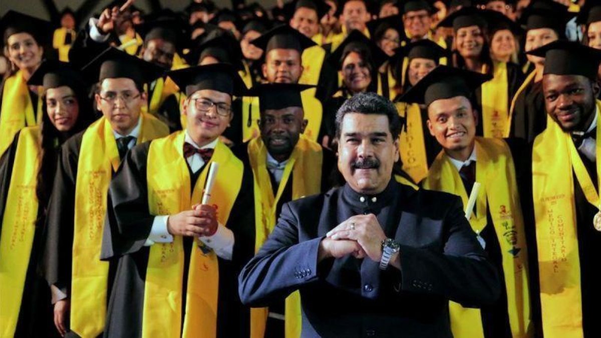 Maduro en la graduación de estudiantes de medicina en Caracas.-AFP