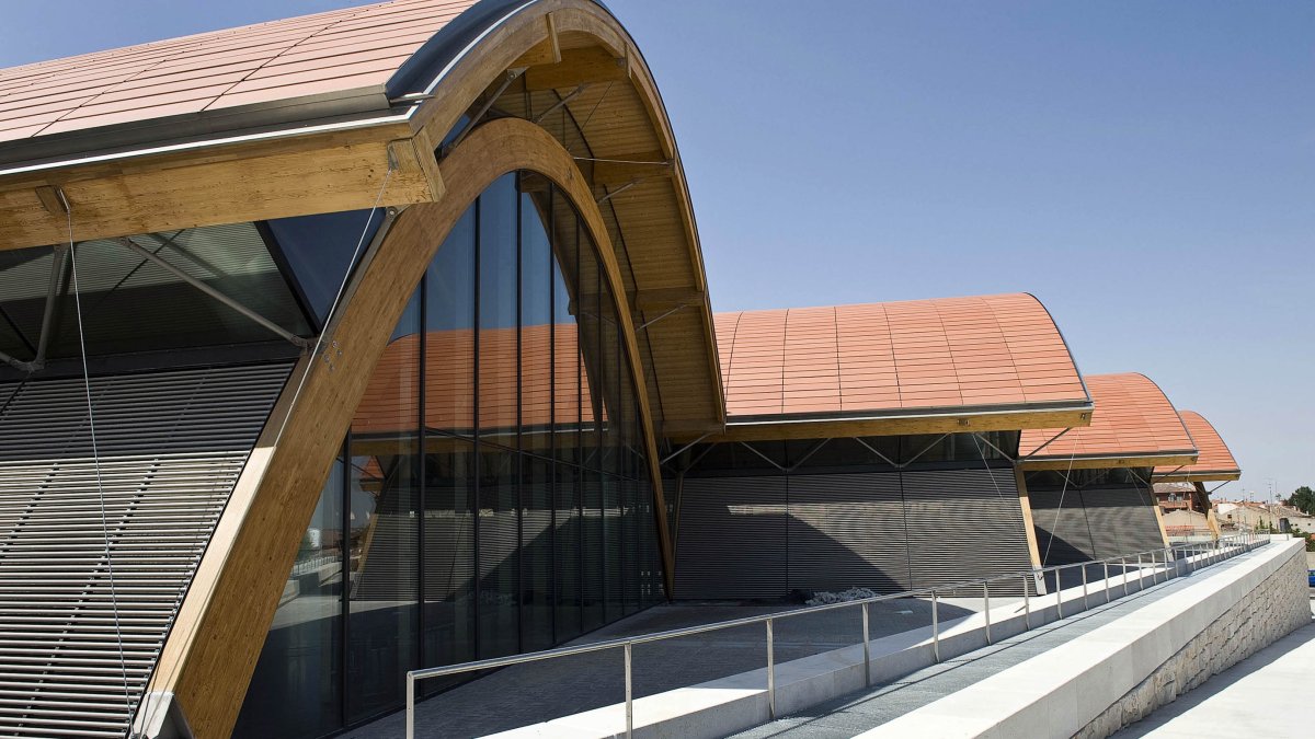 Exterior de las instalaciones de la bodega Protos en la localidad de Peñafiel (Valladolid). ICAL