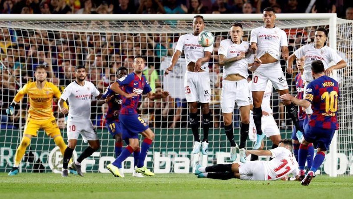 La espectacular falta lanzada por Messi.-EFE / TONI ALBIR