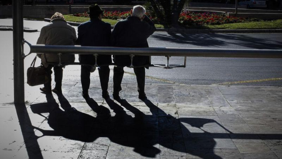 Pensionistas en una calle de Valencia.-MIGUEL LORENZO