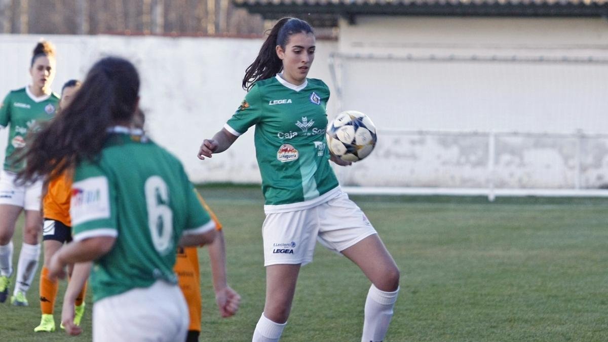 Elisa Ayuso controla el balón en el último partido del San José en casa este pasado domingo.-MARIO TEJEDOR