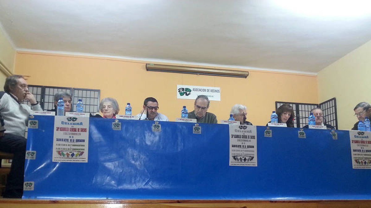 La junta directiva de la asociación de vecinos de la Barriada en la Asamblea de ayer. / ASOCIACIÓN DE VECINOS-